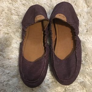 flexible sanuk slip ons